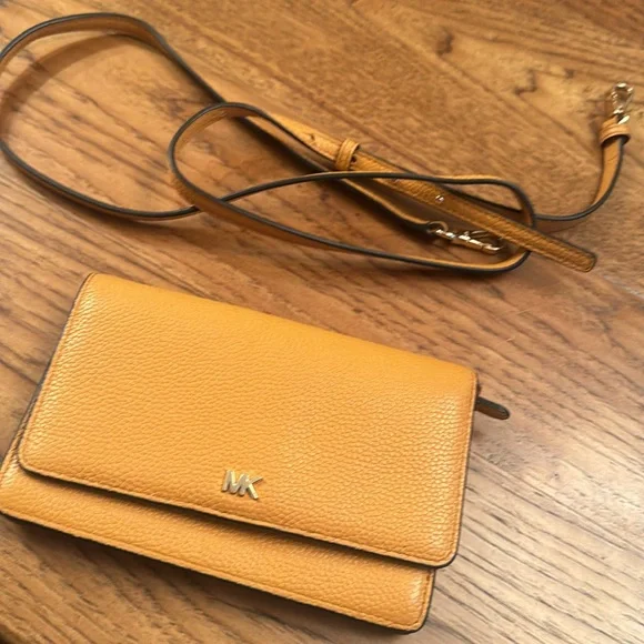 Michael Kors two-way shoulder bag and matching wallet with optional strap. - Picture 8 of 13
